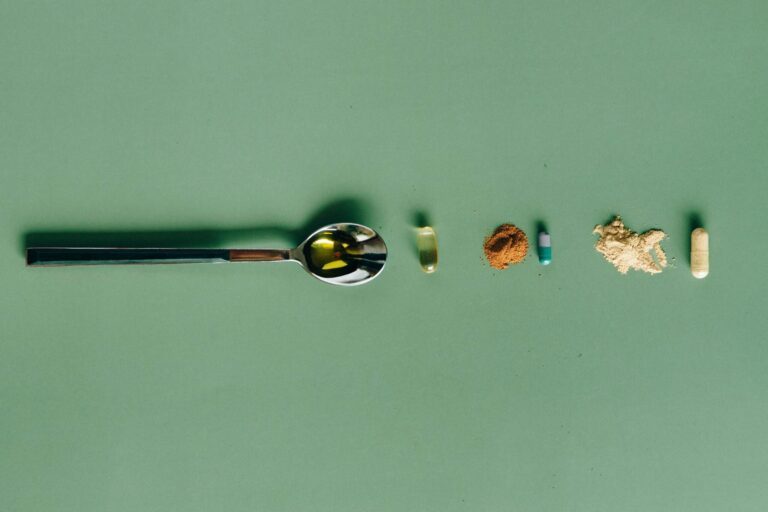 Los 4 Suplementos BÁSICOS (No Opcionales) que Necesitas para tu Vitalidad Diaria (Guía 2025)